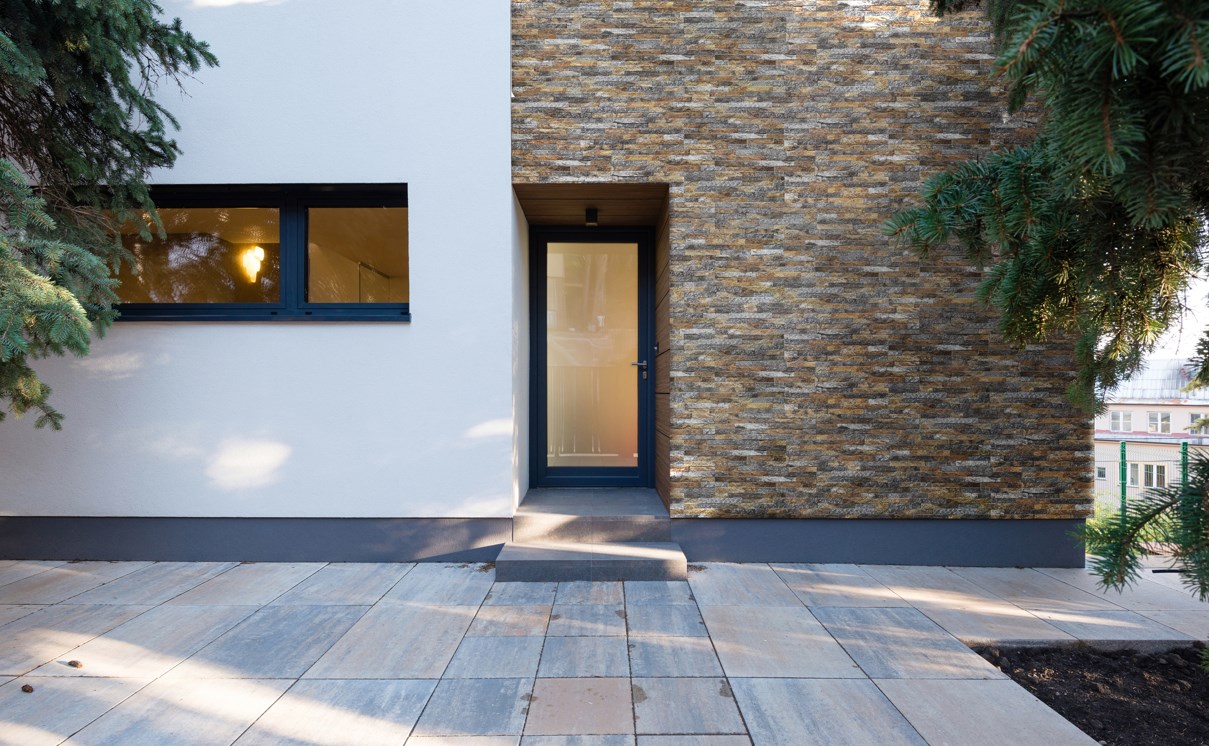 kamień dekoracyjny na ścianie